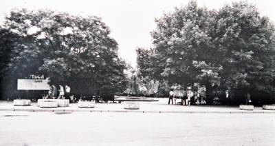 Прикрепленное изображение: 3.4.Сквер на б.Ленина. Фонтан. 1978г..jpg